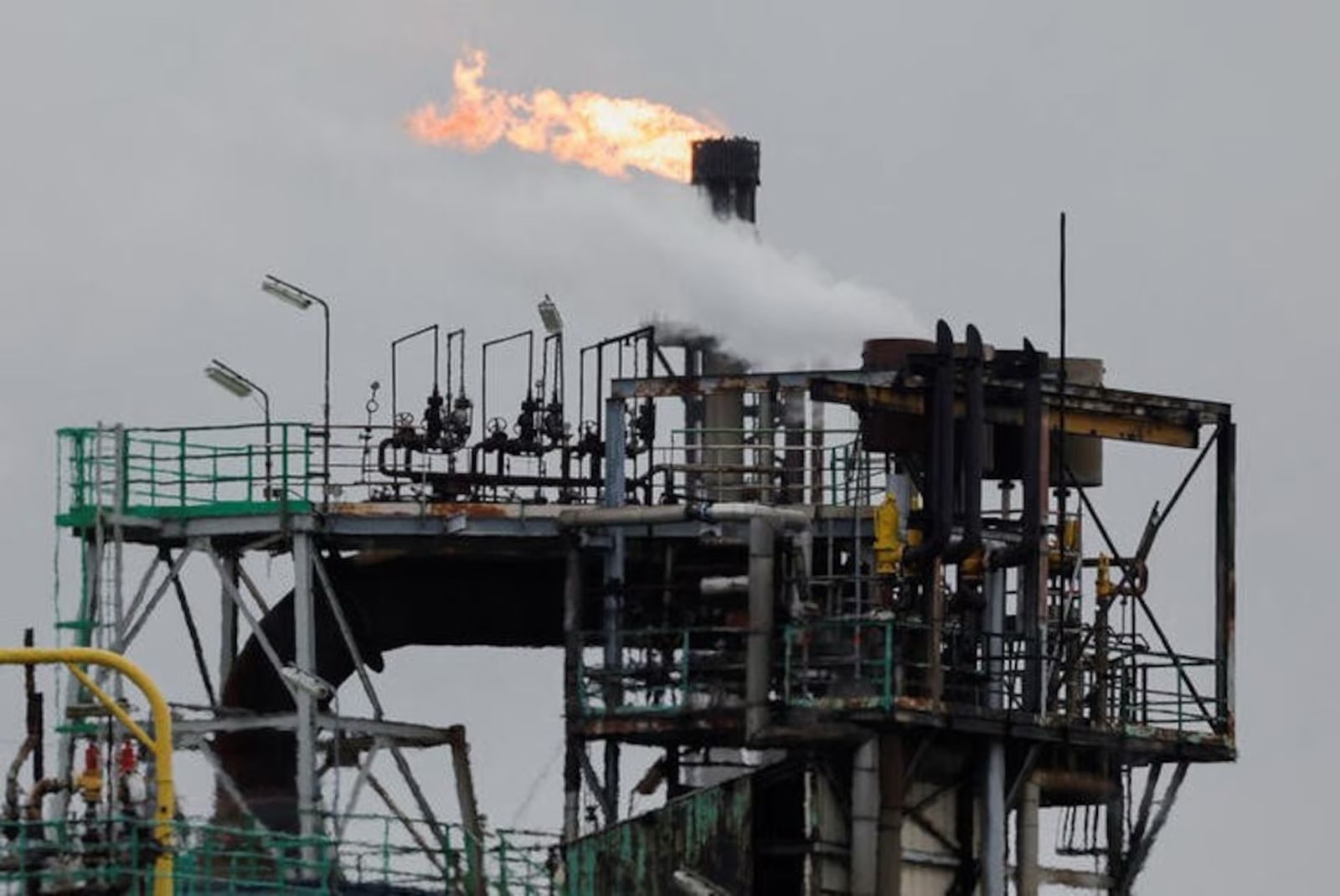 Refinery process unit with flare stack